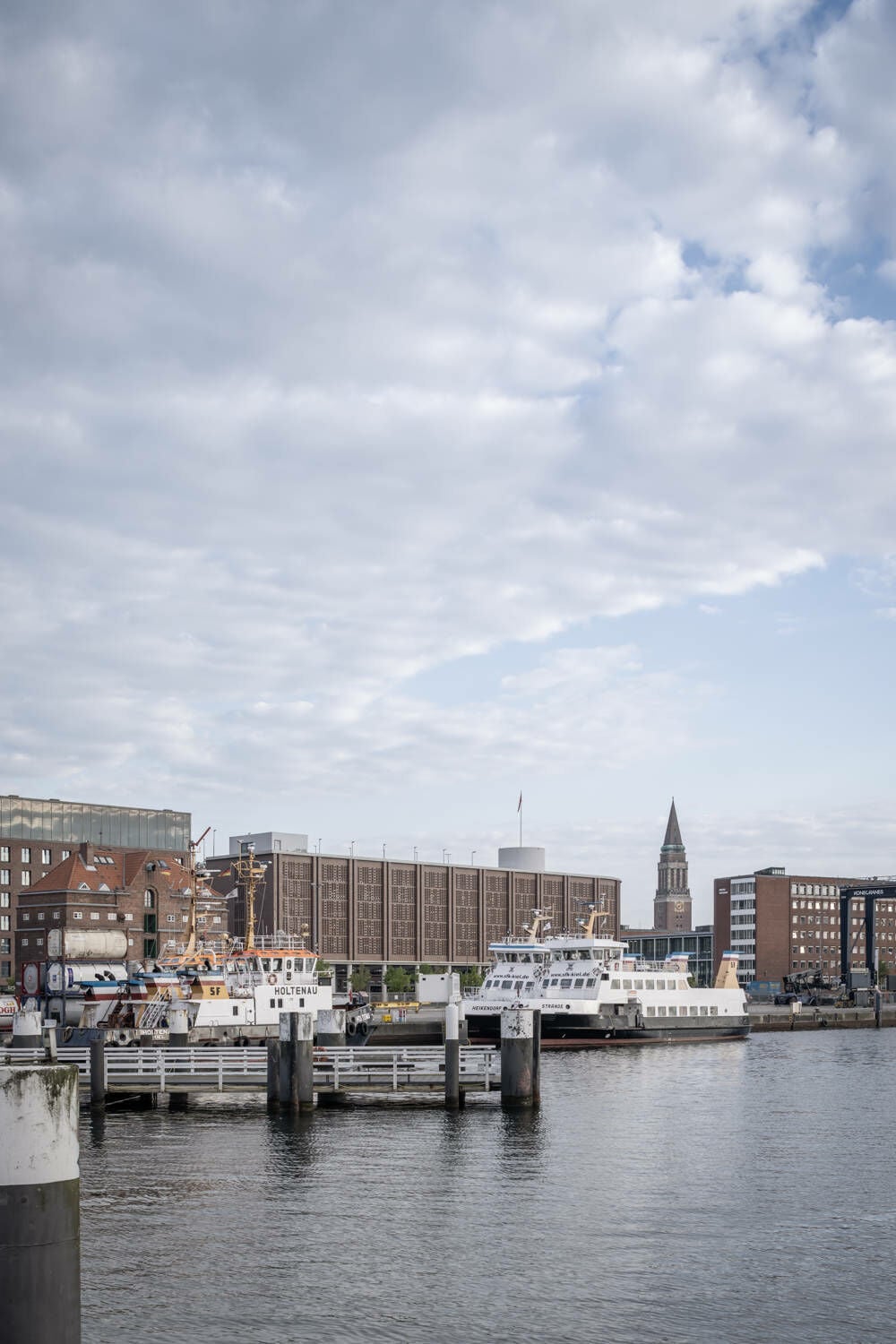 Als zentraler Verkehrsknotenpunkt zwischen dem Hauptbahnhof, den Fährterminals und der Kieler Innenstadt nimmt der Omnibusbahnhof eine wichtige Rolle im städtischen Gefüge ein. 