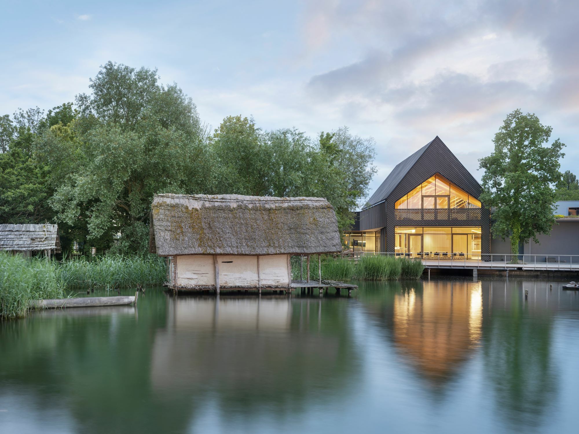 Es ist das älteste archäologische Freilichtmuseum in Deutschland; auf dem Gelände können 23 der Stein- und Bronzezeit nachempfundenen Pfahlbauten besichtigt werden. 