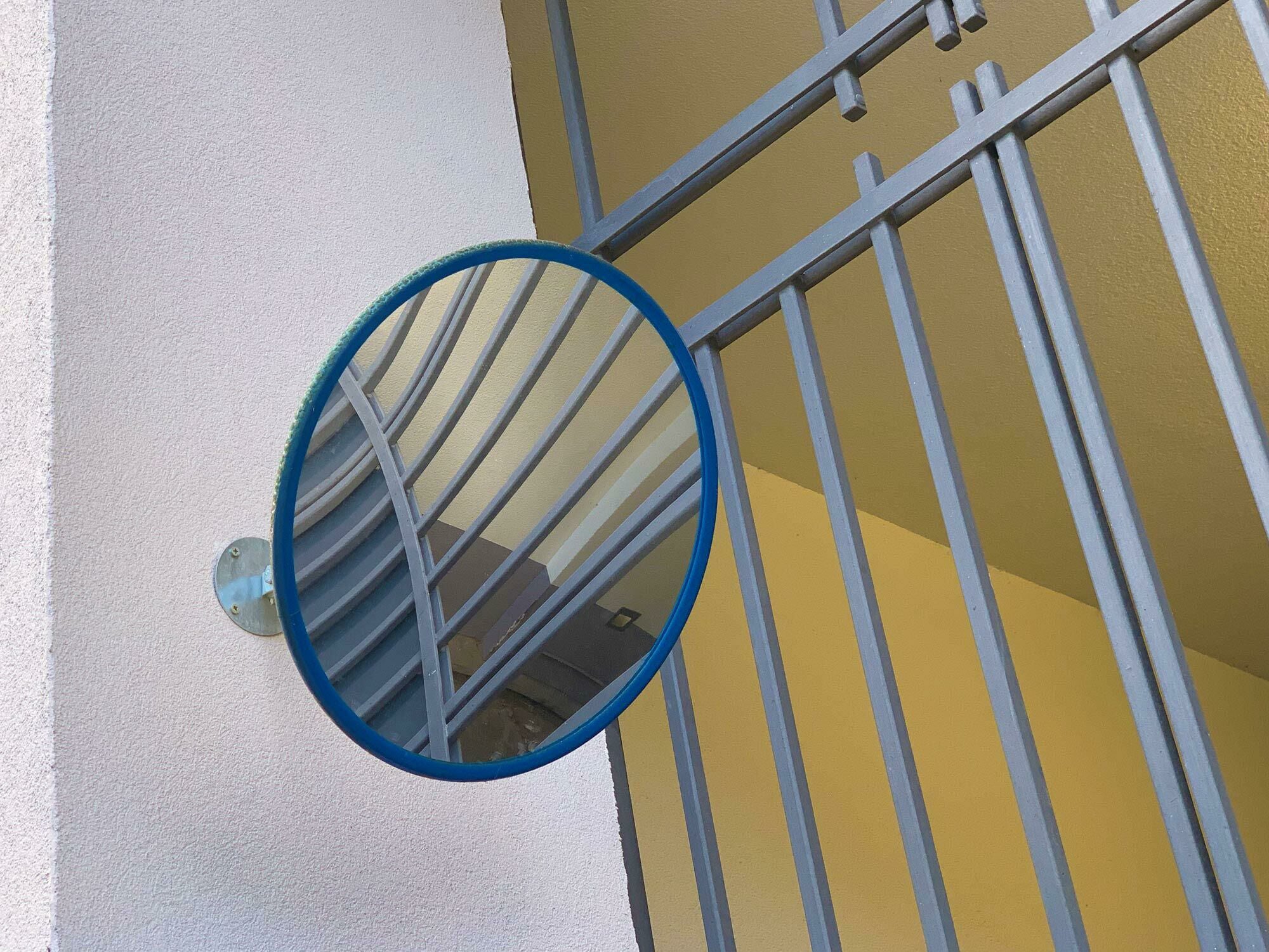 An schwer einsehbaren Bereichen von Eingängen, Ein- und Ausfahrten von Garagen und sonstigen toten Winkeln sorgen oftmals Panoramaspiegel für eine bessere Übersicht und Orientierung.