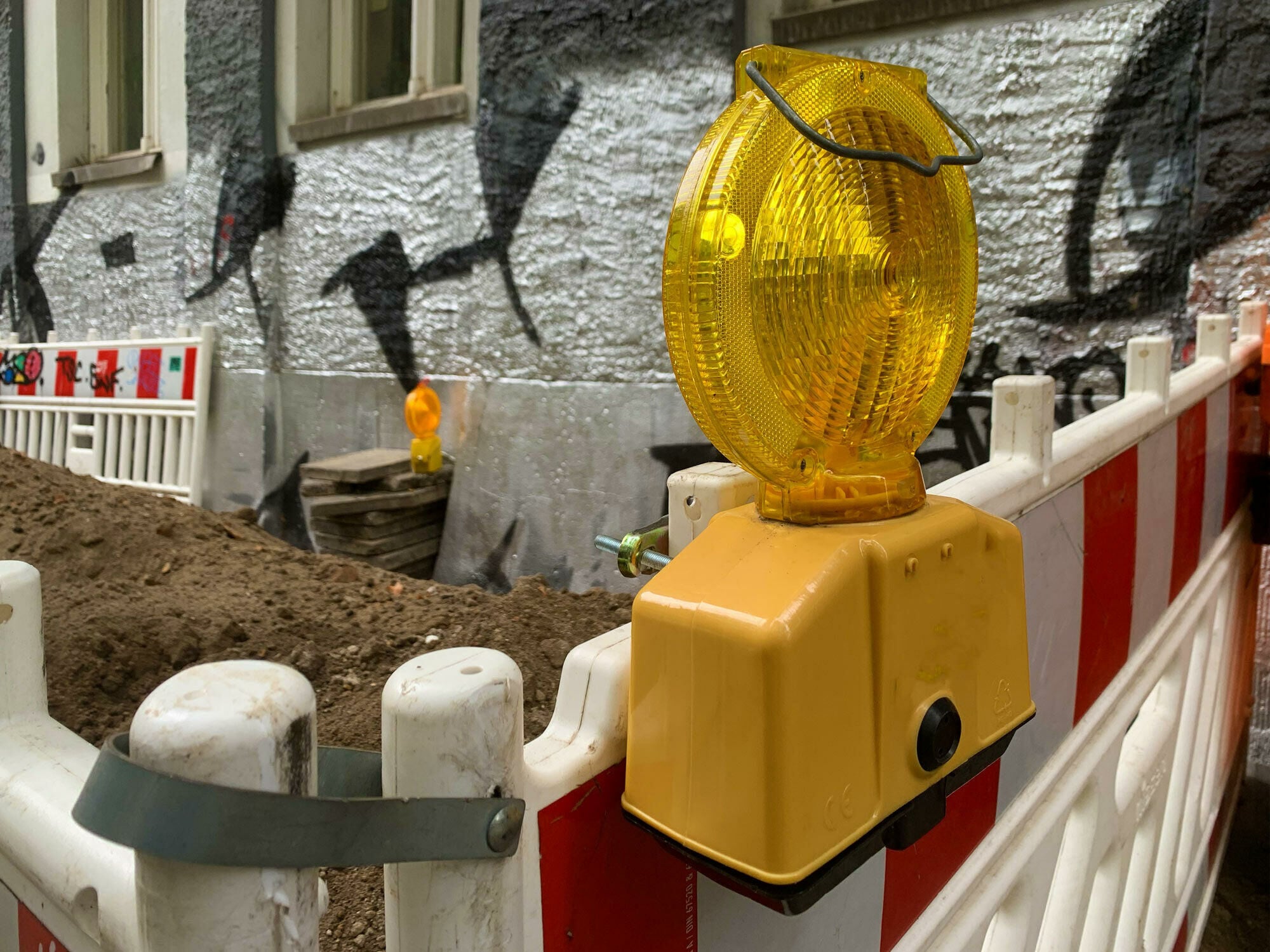 Zur Erhöhung der Sichtbarkeit bei Dunkelheit können Baken mit Warnleuchten ausgestattet werden.