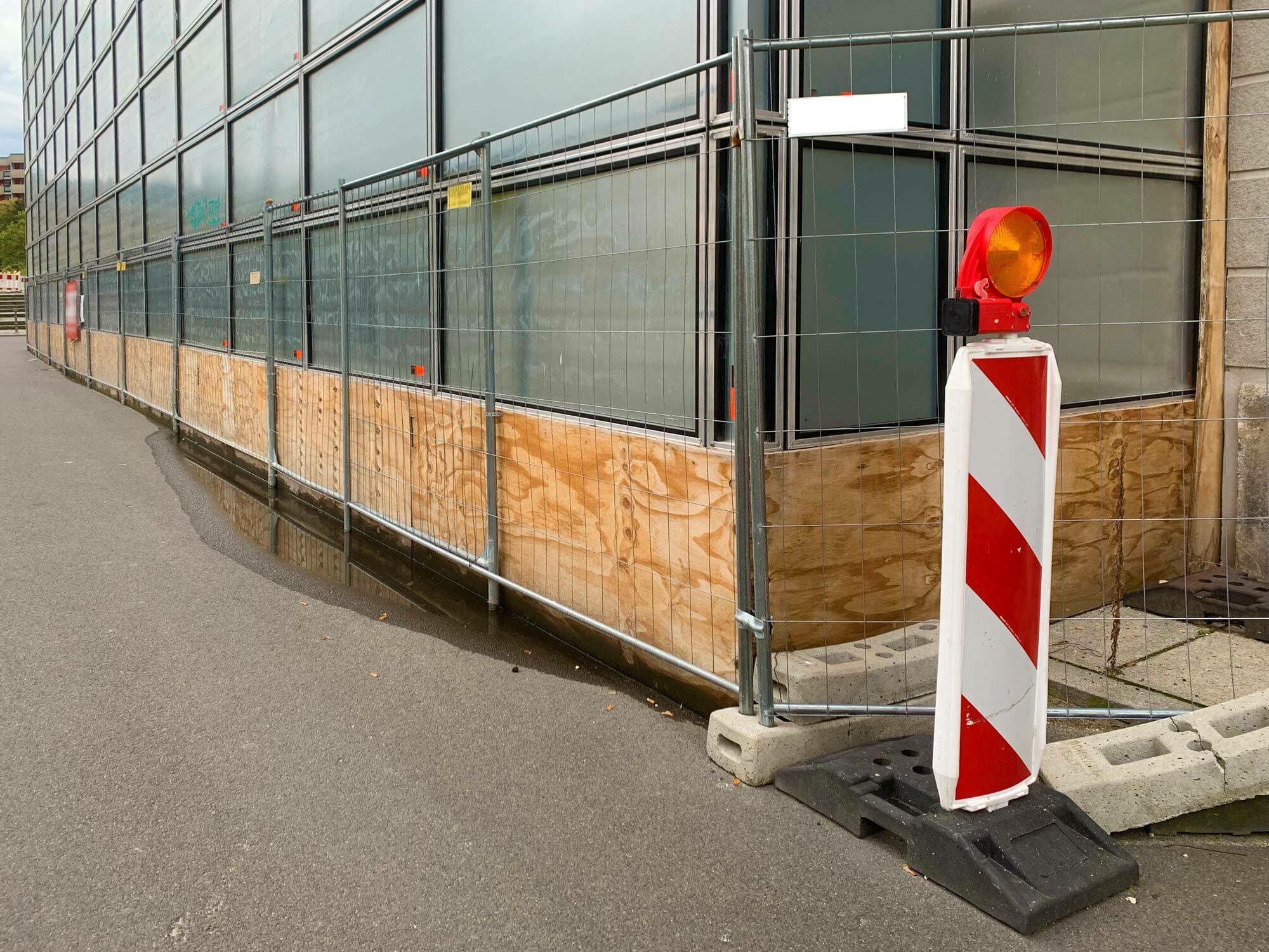 Üblicherweise sind Baken senkrecht stehende Rechtecke mit gerundeten Kanten und Abmessungen von 15 bis 30 cm in der Breite und 50 bis 120 cm bis max. 250 cm in der Höhe.