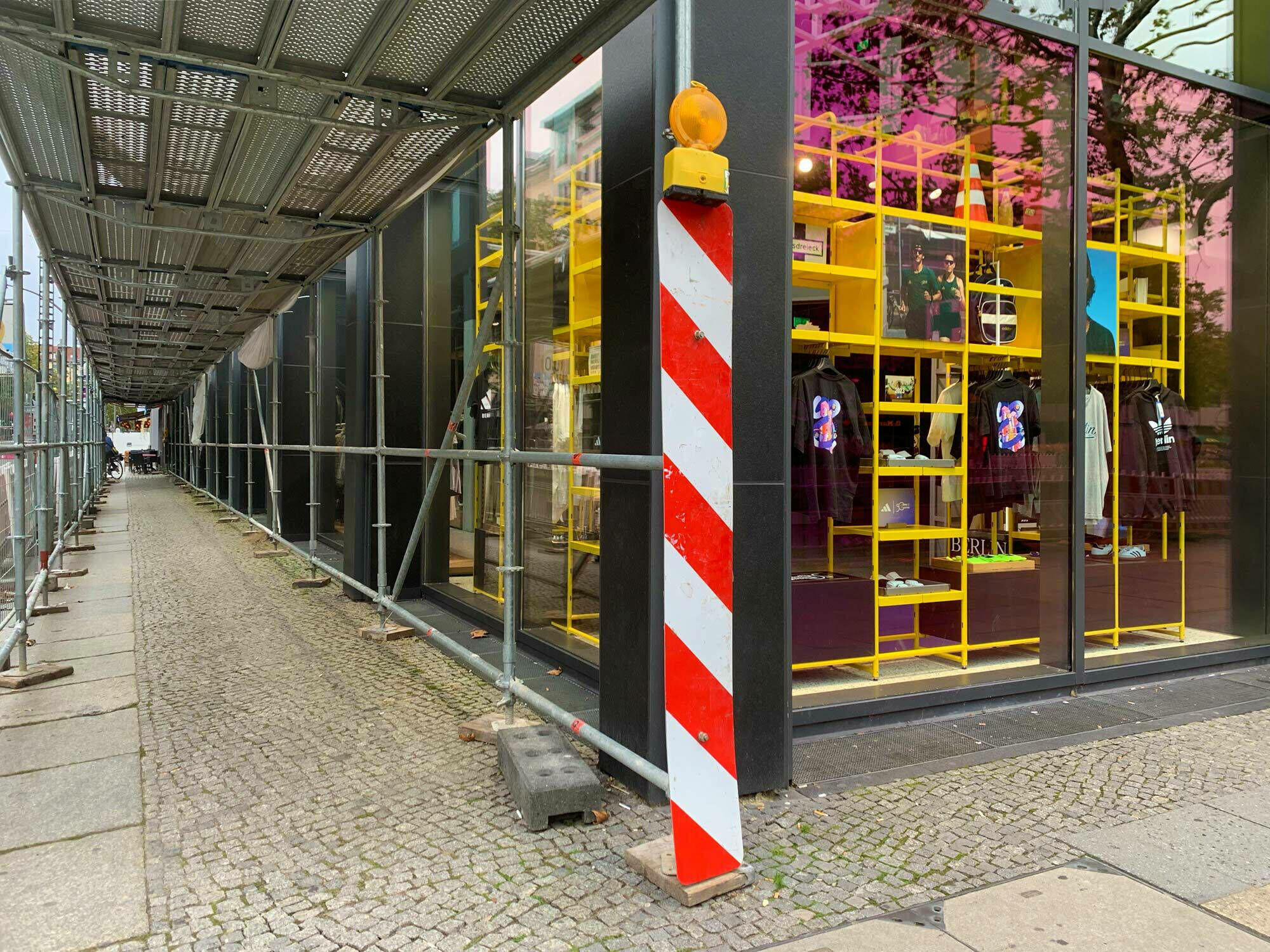 Im Bauwesen werden Baken eingesetzt, um an Baustellen vor Hindernissen und Absperrungen beispielsweise bei Eingängen, Zufahrten und vor Ecken zu warnen.