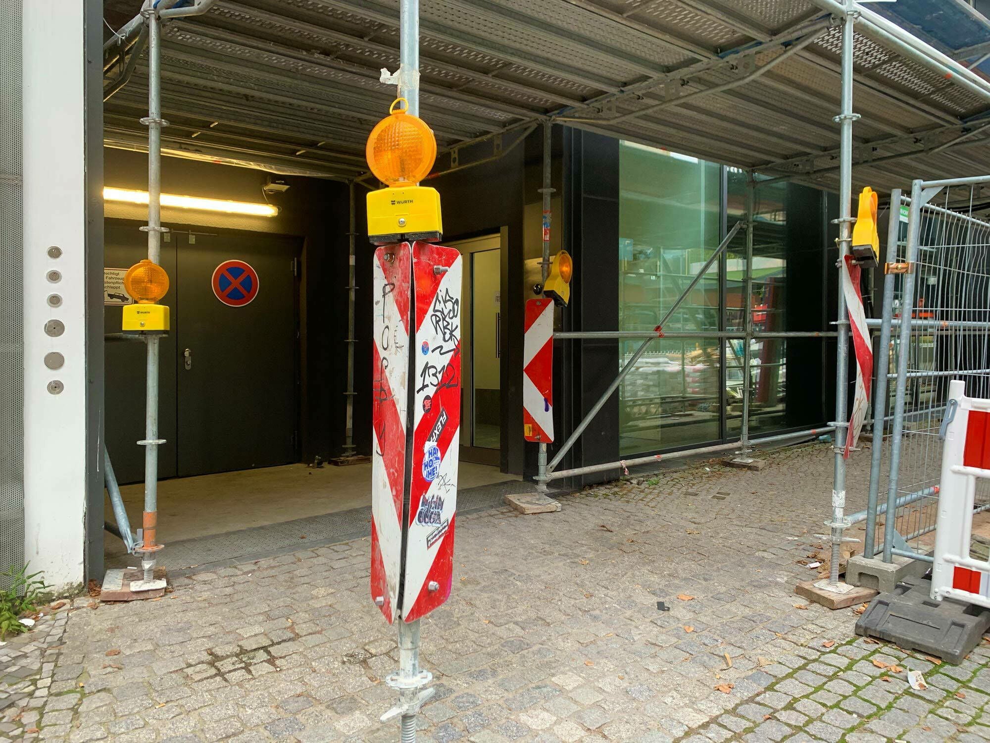 Baken werden aus Aluminium oder wetterfestem Kunststoff gefertigt und mit reflektierender rot-weißer Schraffur beschichtet.