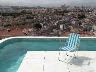 In Lissabon realisierte Leopold Banchini Architects in Zusammenarbeit mit den Planenden von Bureau ein dreigeschossiges Wohnhaus mit integriertem Swimmingpool auf der Dachterrasse.