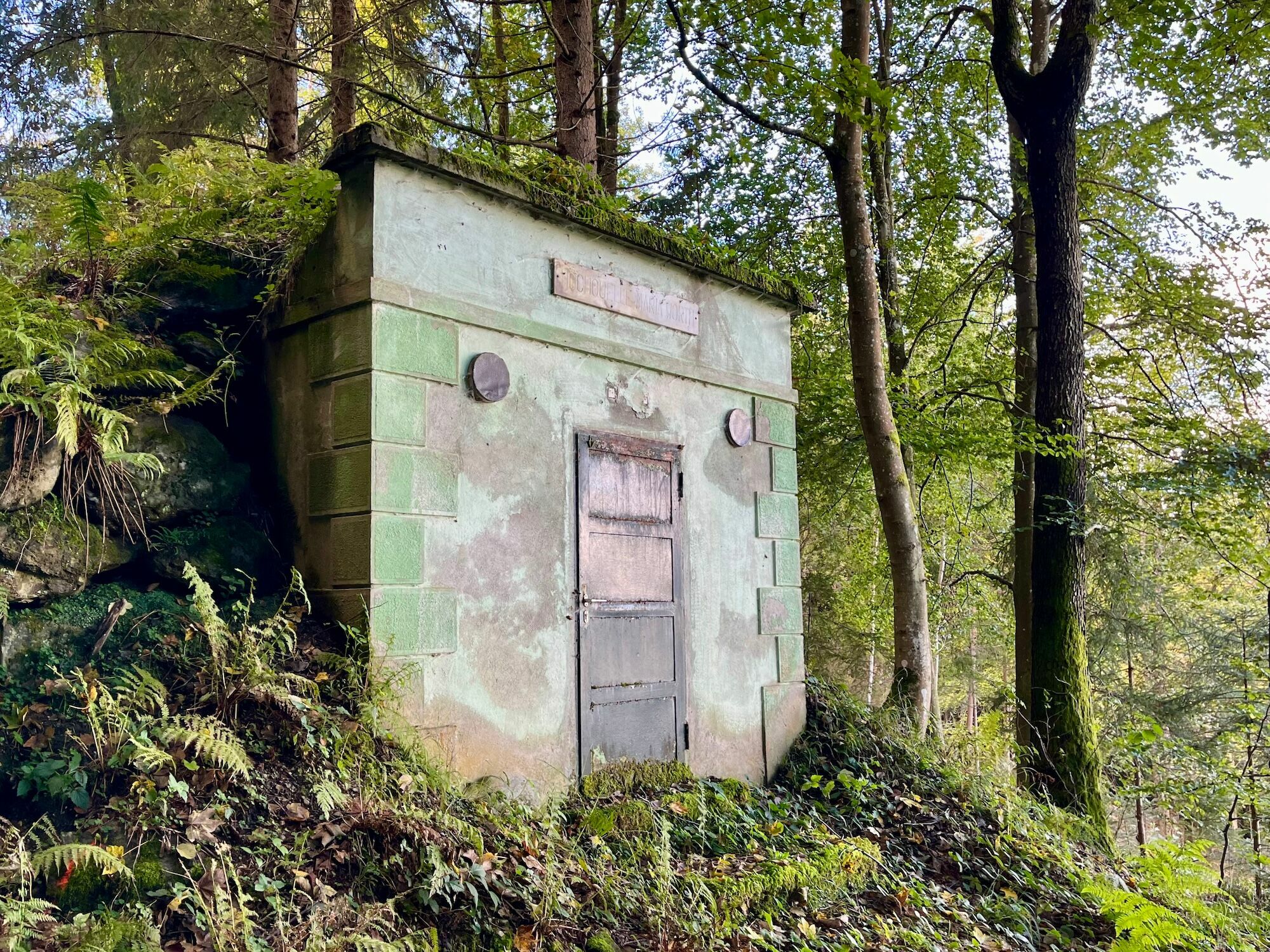 Trinkwasserquellen sind meist durch bauliche Anlagen besonders geschützt, wie die Hochquelle in den Kärntner Bergen.