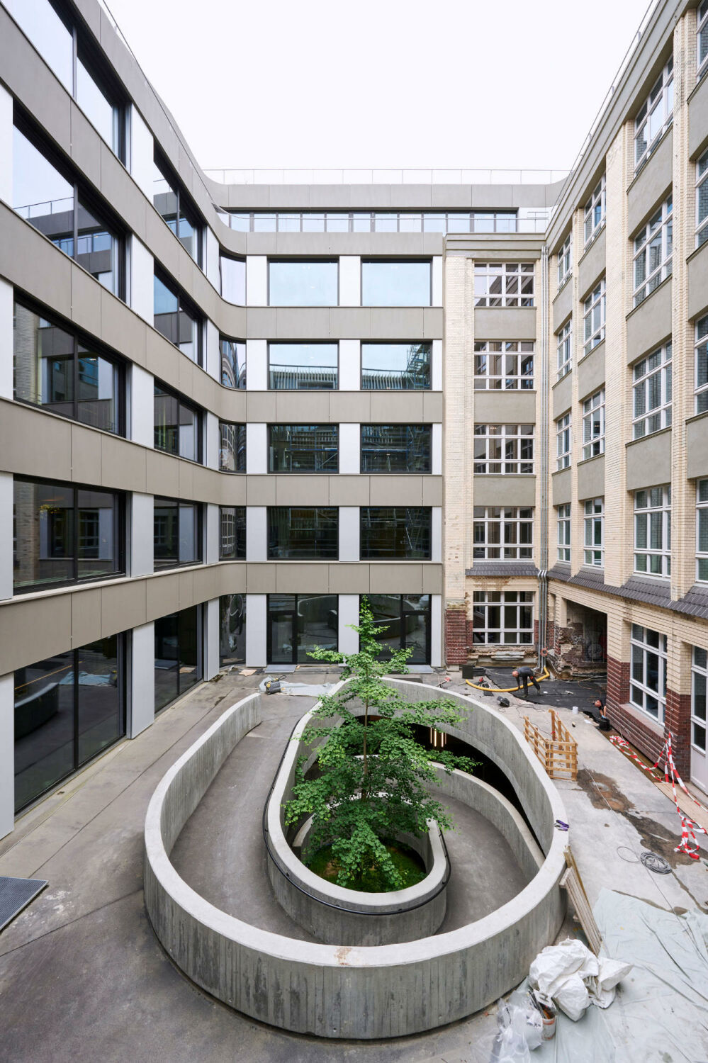 Im zweiten Hof befindet sich ein ovaler Senkgarten mit Betonrampe.