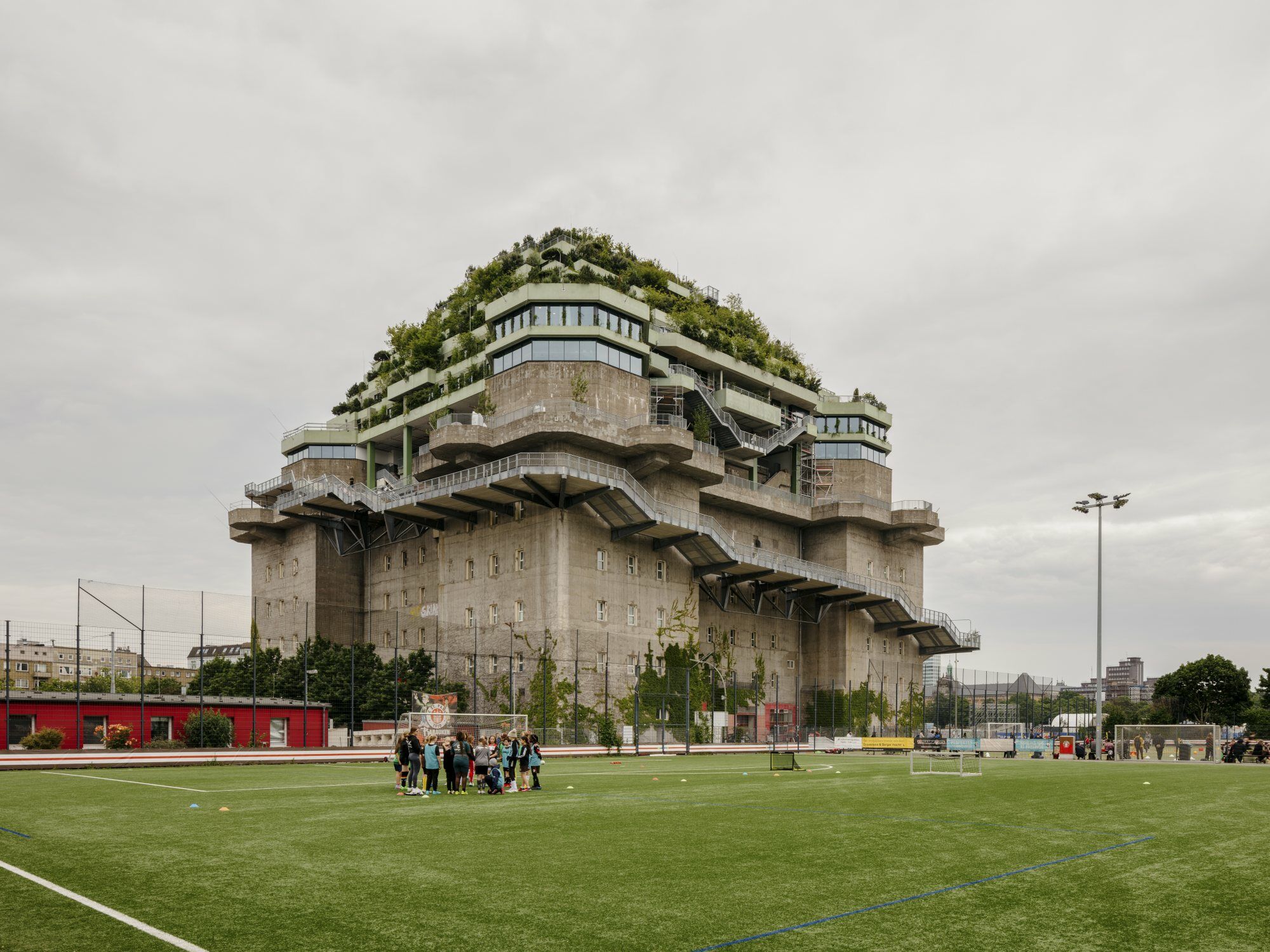 Das Umfeld ist sportlich: Zwischen Millerntor und Bunker liegt noch die Sportanlage Heiligengeistfeld.