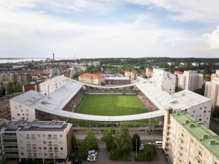 Der Hybridbau von JKMM Architects fügt sich seit Anfang des Jahres in Tamperes Stadtbild ein.