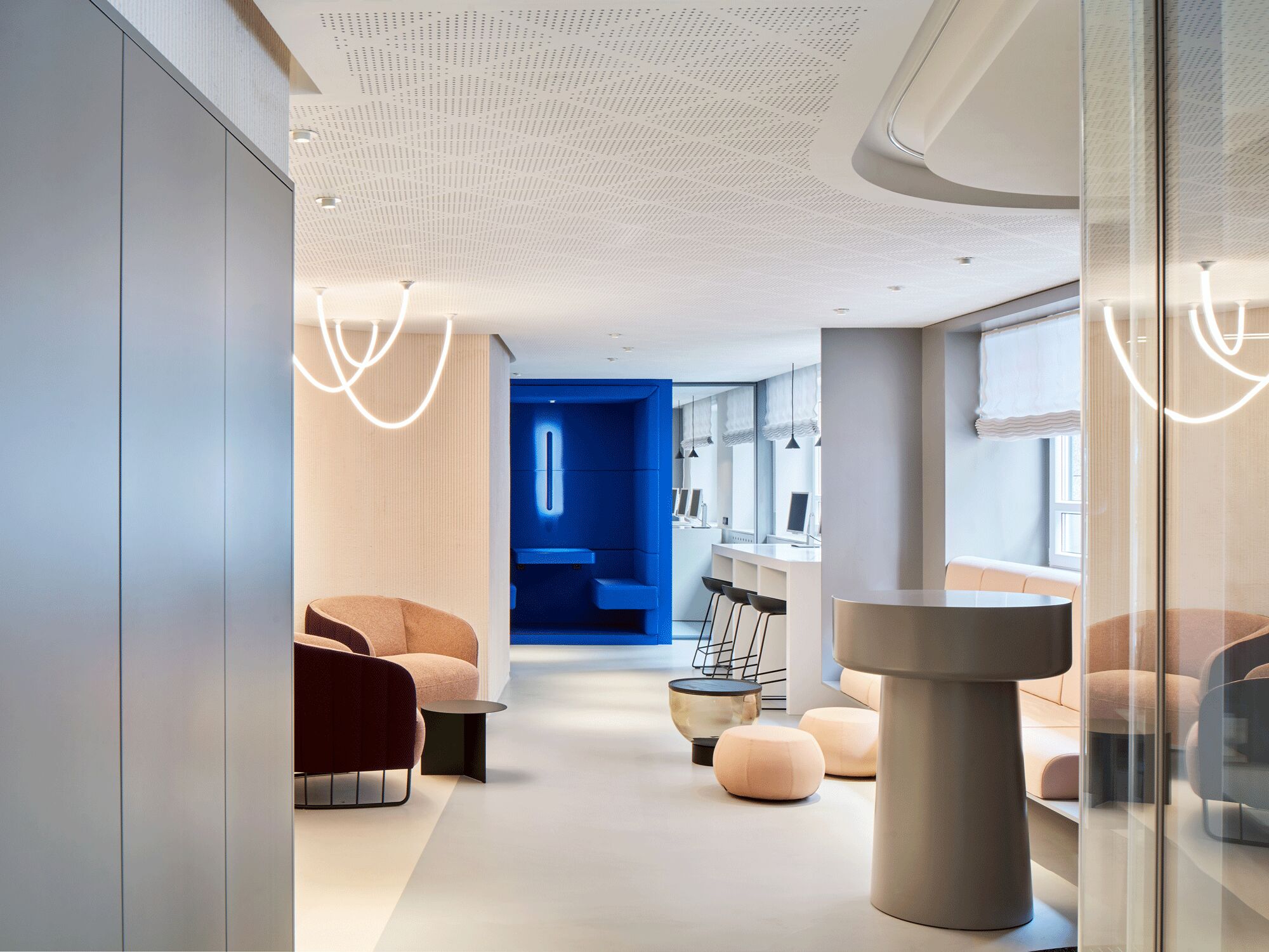 Studio Alexander Fehre zoniert einen Office Space in Stutgart mit farbigen Teppich- und Polyurethan-Bodenbelägen. Im Bild: das Entree.