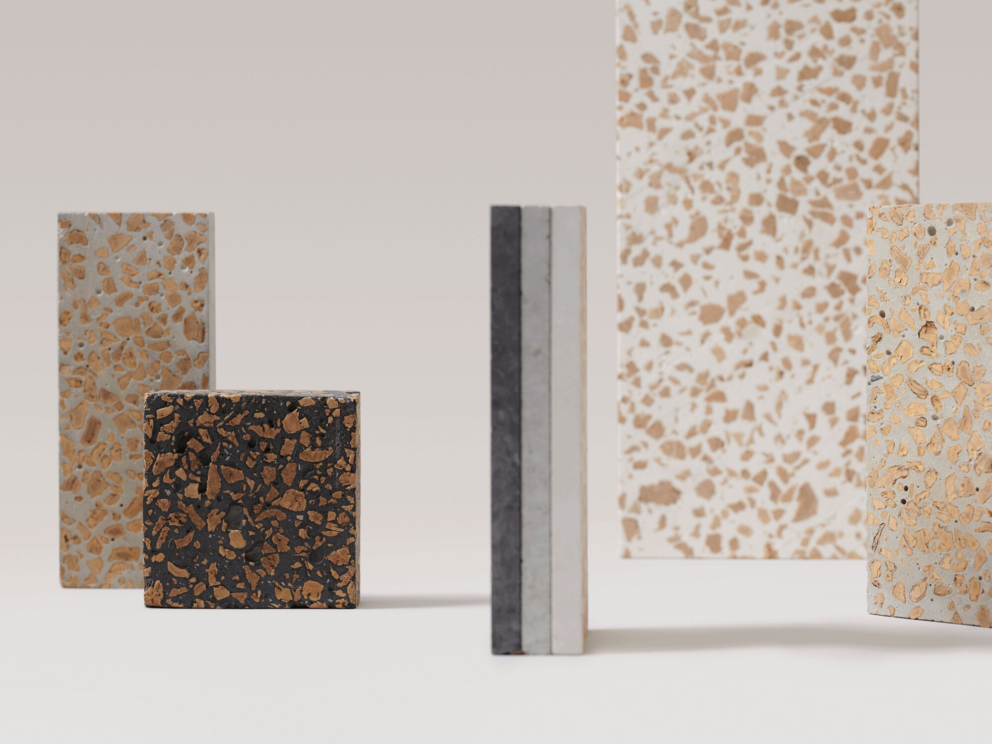 Corcrete ist eine Materialinnovation von Studio Niruk, die aus Beton und Korkgranulat besteht.