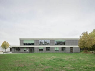 Blick auf den Haupteingang der neuen Ganztagsschule, geplant von ABMP Architektur aus Freiburg