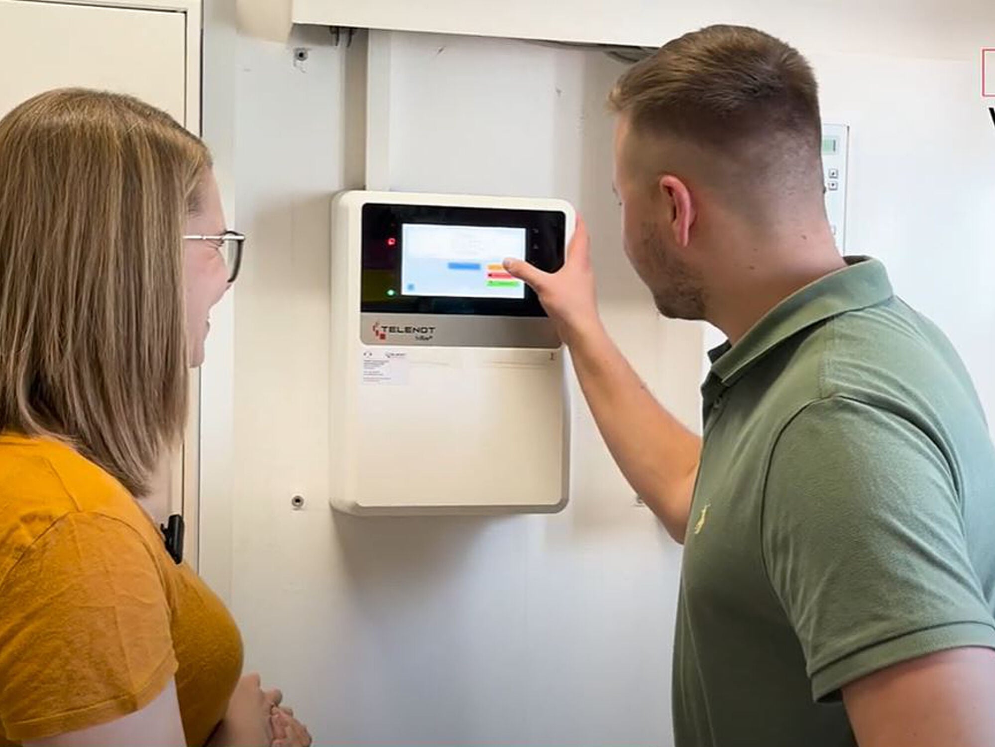 Im Video stellen Lisa und Nils die hifire 4100 XS der Telenot-Kindertagesstätte vor.