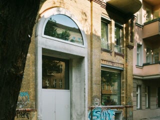 Das Portal einschließlich der erhaltenen Außenwand eines ursprünglichen Mezzaningeschosses wurde als authentische Bausubstanz respektiert und als prägender Bestandteil des Ortes erkannt.