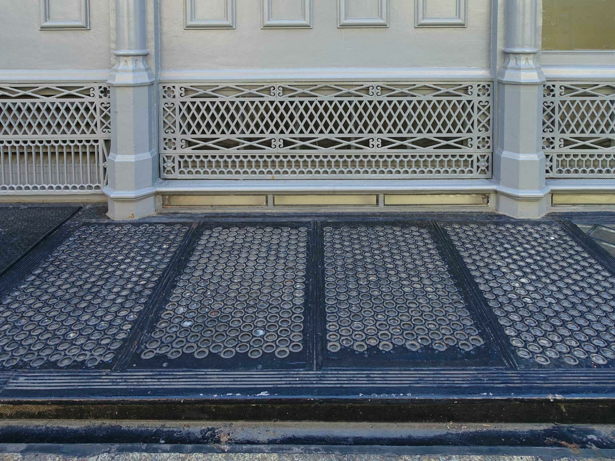 Die Gitter variieren in der Form und lassen sich zu größeren Flächen addieren.