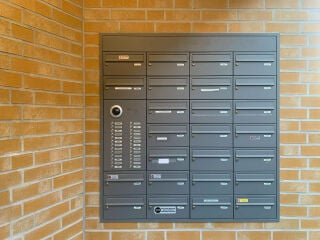 Die Abmessungen des Einwurfschlitzes und die Höhe der Anbringung sind in „DIN EN 13724: Postalische Dienstleistungen – Einwurföffnungen von Hausbriefkästen“ geregelt.