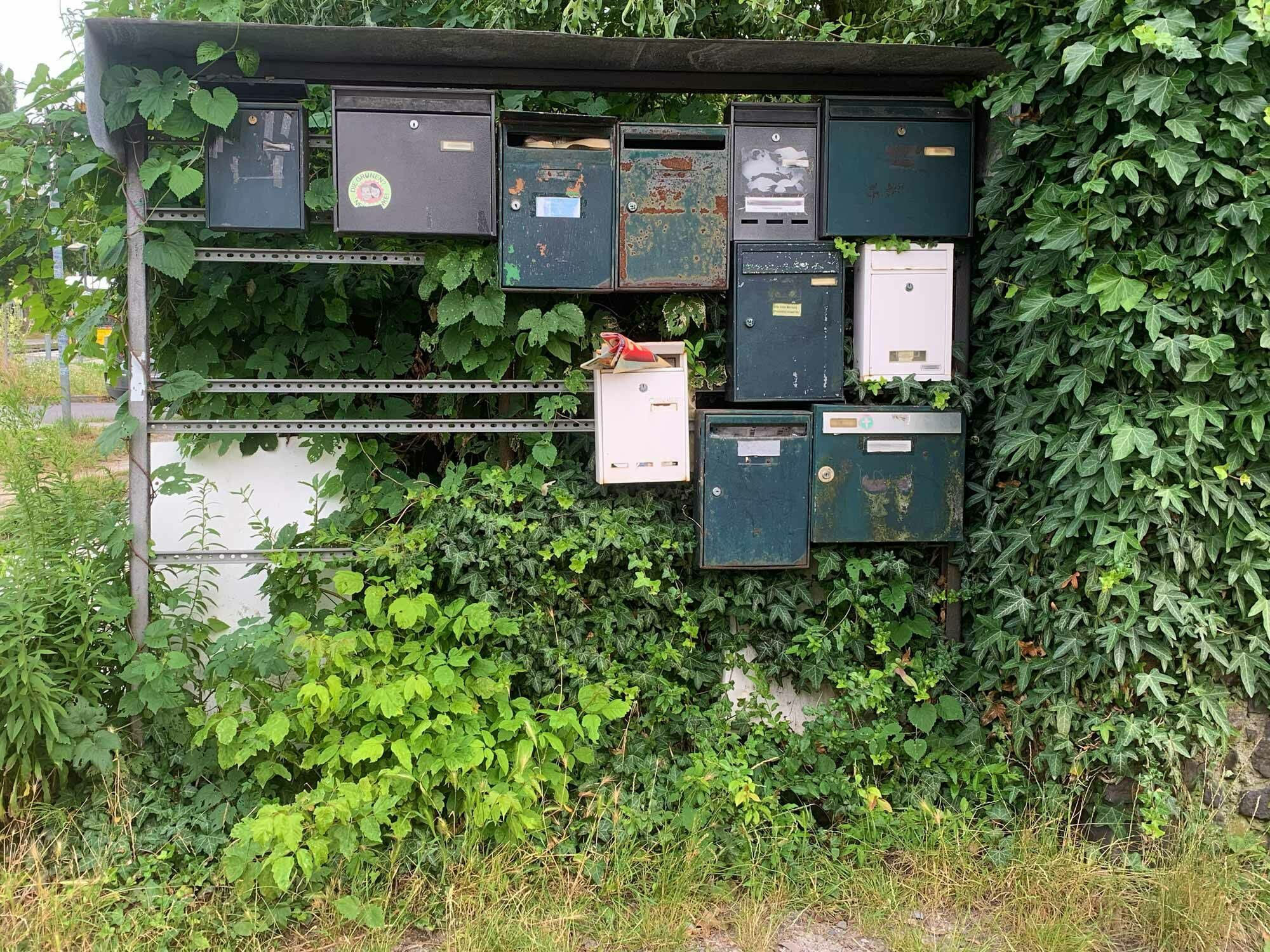Briefkästen sollten sorgfältig gestaltet und proportioniert sein, ebenso ihre Anordnung vor oder in einem Entree.
