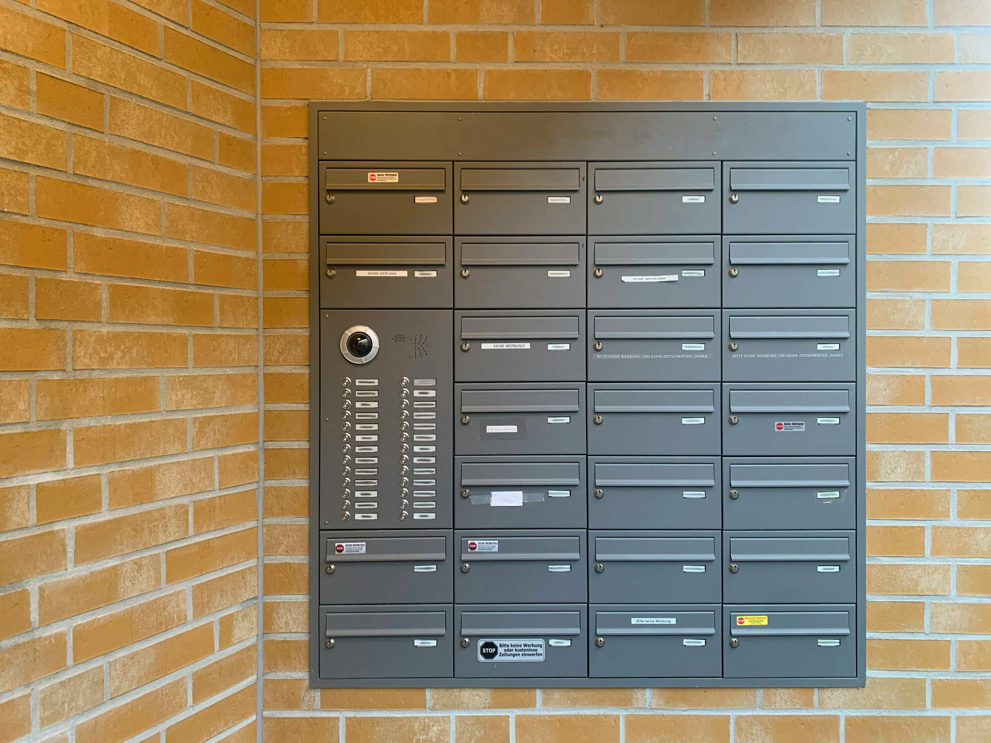 Die Abmessungen des Einwurfschlitzes und die Höhe der Anbringung sind in „DIN EN 13724: Postalische Dienstleistungen – Einwurföffnungen von Hausbriefkästen“ geregelt.