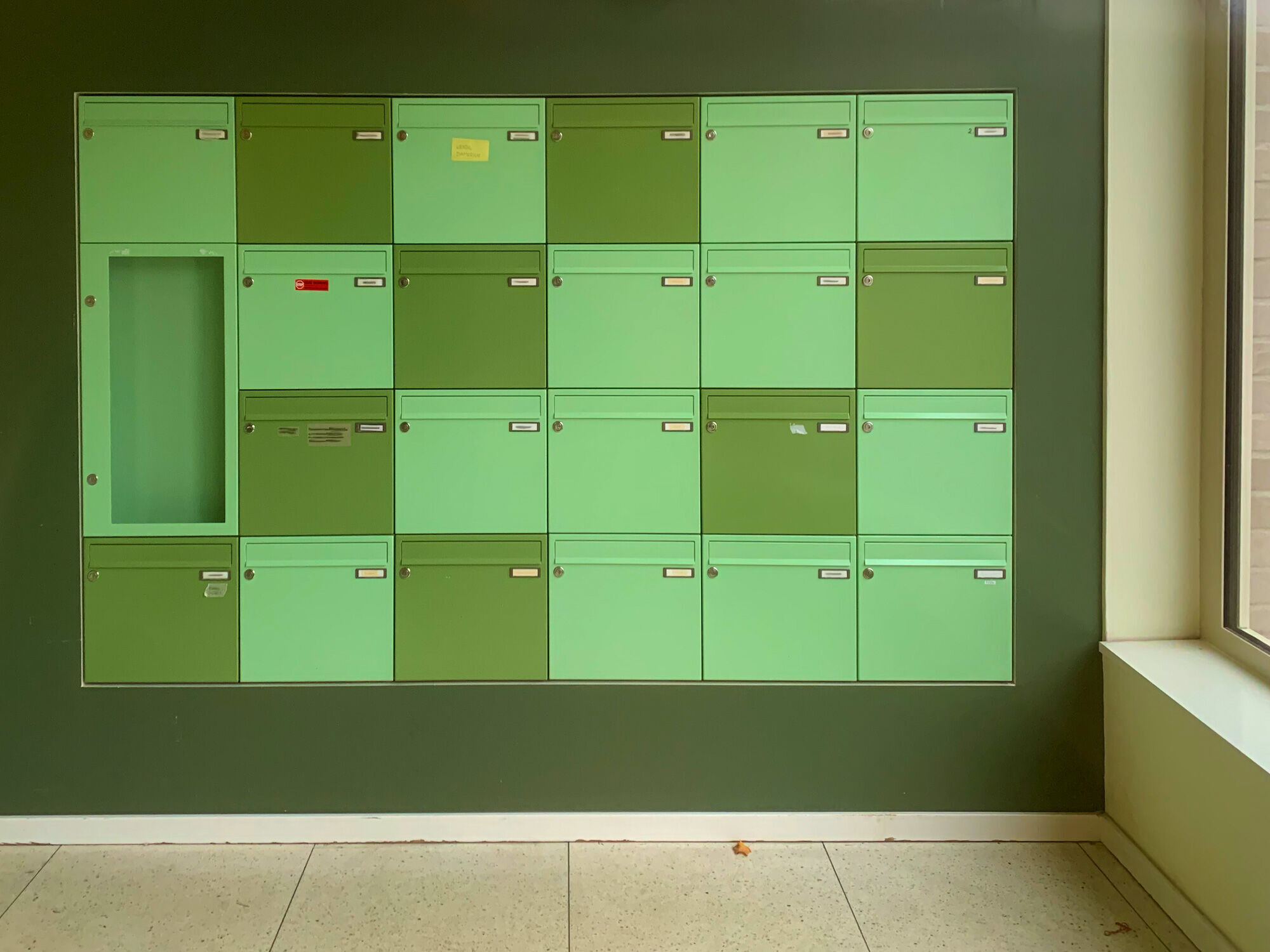 Der Gestaltungsspielraum ergibt sich durch Material und Farbe des Briefkastens, die Wahl von Größe und Schrifttyp des Namensschilds sowie die Art des Kastens und dessen Anordnung.
