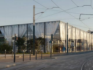 Der von Studio Muoto entworfene, dreigeschossige Neubau östlich des Pariser Stadtzentrums vereint Ateliers, Ausstellungs-, Proben- und Aufführungsräume unter einem Dach.