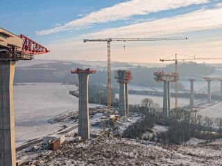 Die neue Saaletalbrücke erstreckt sich über 1,2 Kilometer Länge und in bis zu 60 Metern Höhe als Hybrid aus Spannbetonhohlkörper und einer Stahlverbundkonstruktion.