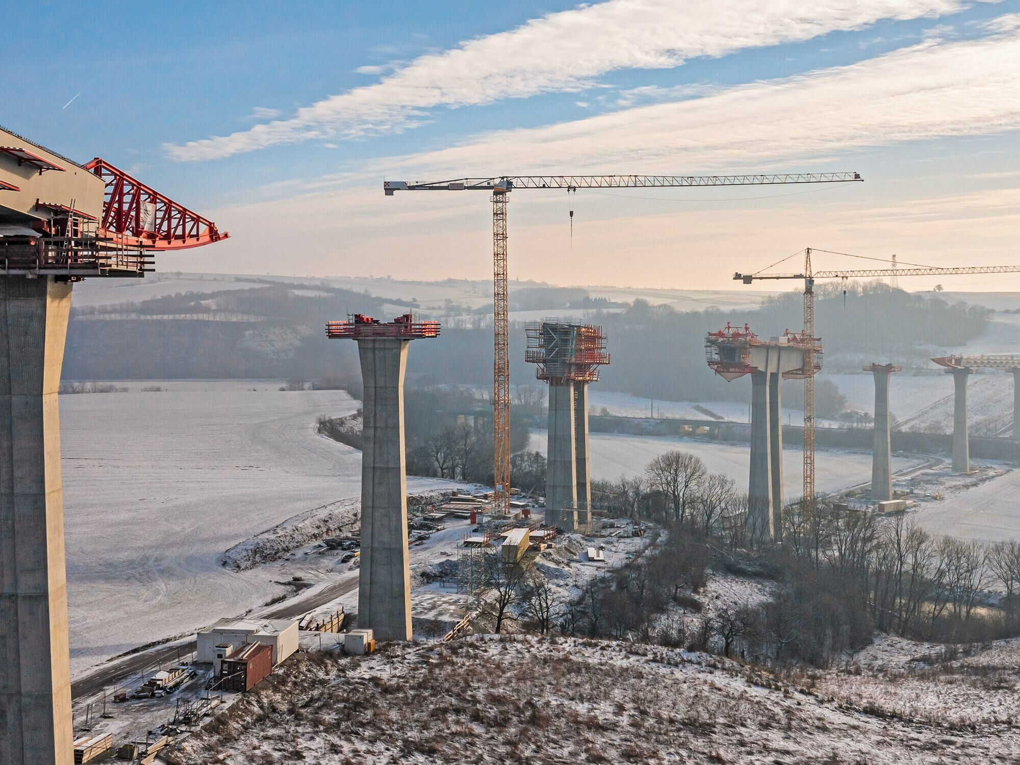 Die neue Saaletalbrücke erstreckt sich über 1,2 Kilometer Länge und in bis zu 60 Metern Höhe als Hybrid aus Spannbetonhohlkörper und einer Stahlverbundkonstruktion.