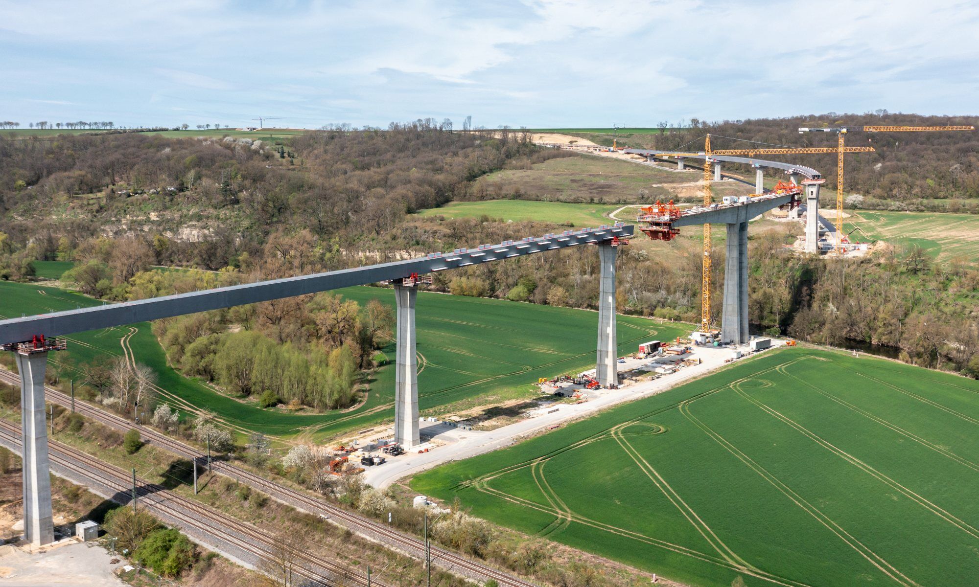 Errichtet wurden die äußeren Rampen im Taktschiebe- sowie die Brückenmitte im Freivorbauverfahren. Dabei kam das Variokit Freivorbaugerät VBC zum Einsatz.