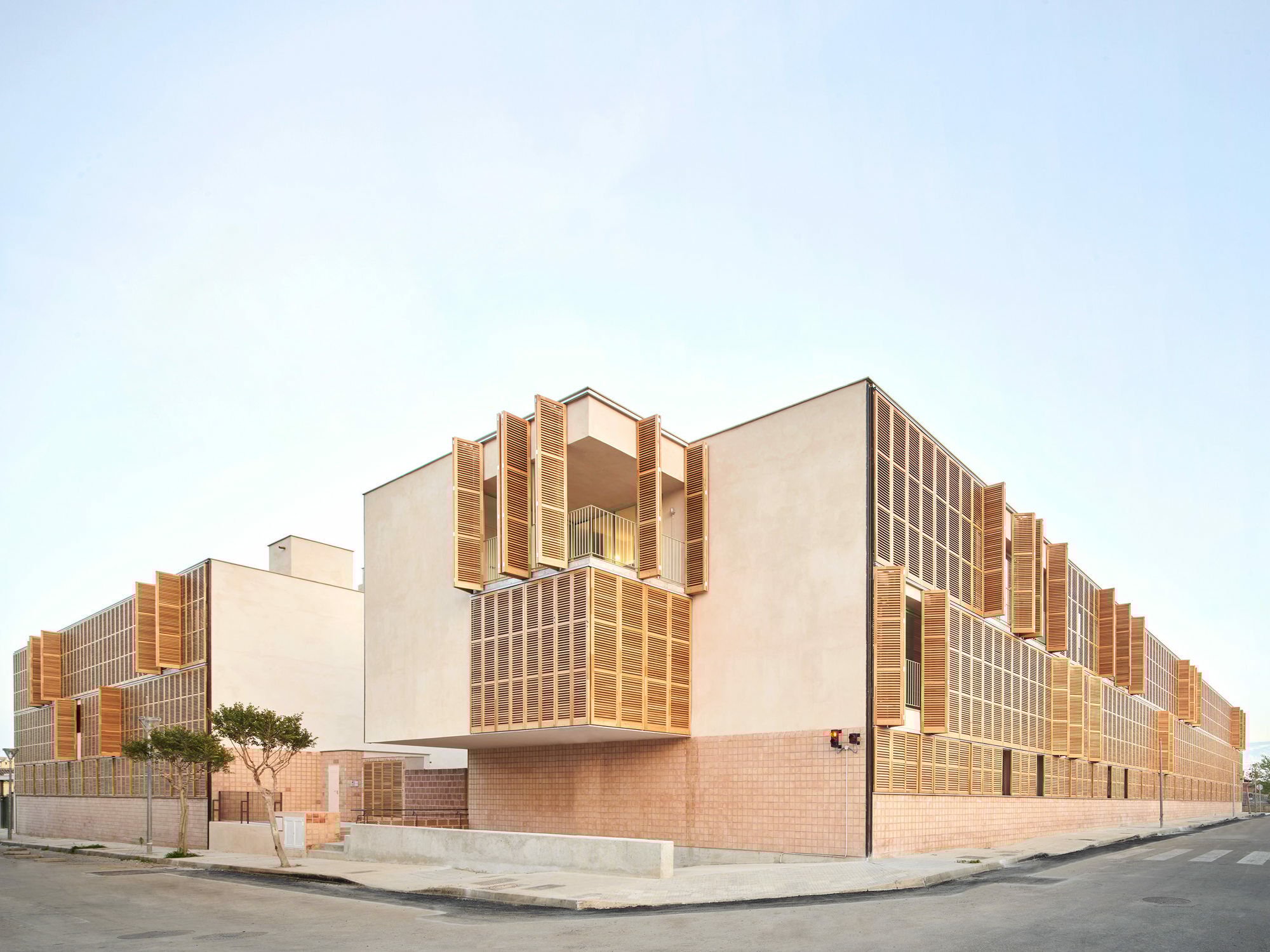 In Inca auf Mallorca haben Alventosa Morell Arquitectes und Joan Josep Fortuny Giró einen Sozialwohnungsbau verwirklicht.