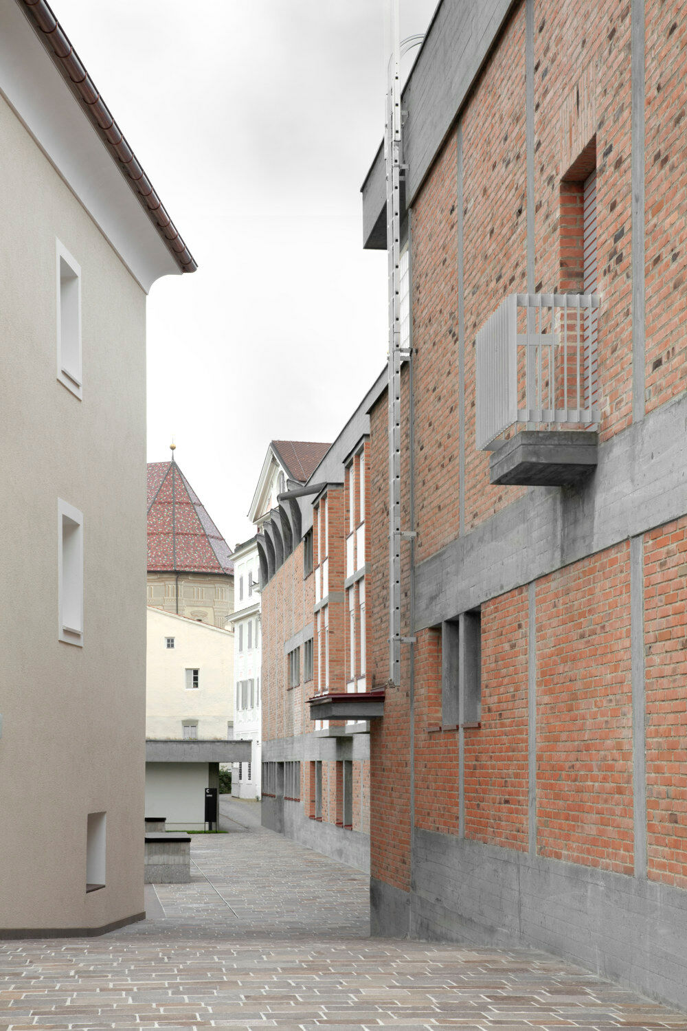 Blick durch den Spalt zwischen Paul-Norz-Haus (links) und Haupthaus (rechts) in den Hof hinein.