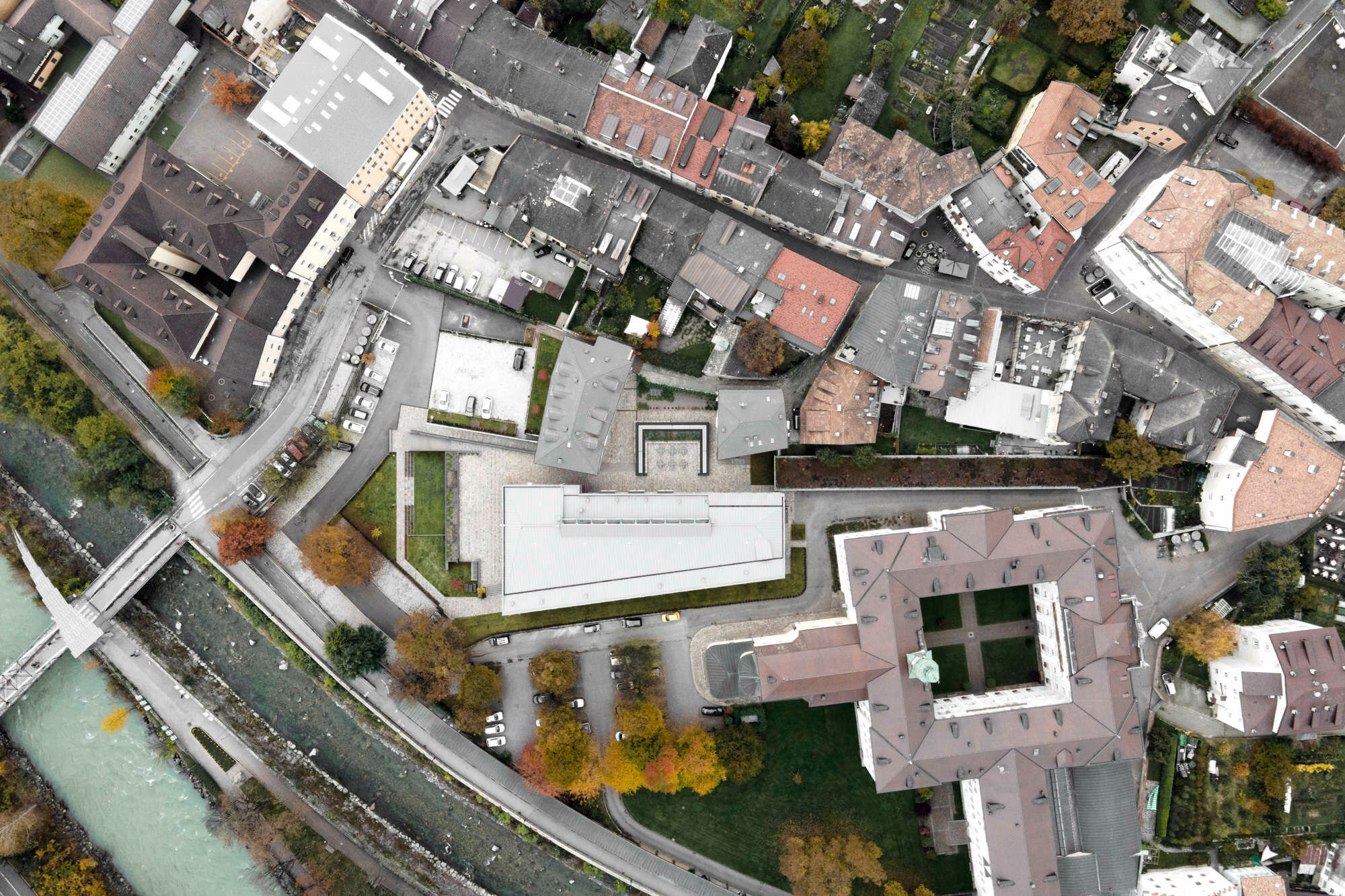 Der Campus befindet sich unmittelbar neben dem barocken Priseterseminar (unten rechts im Bild).