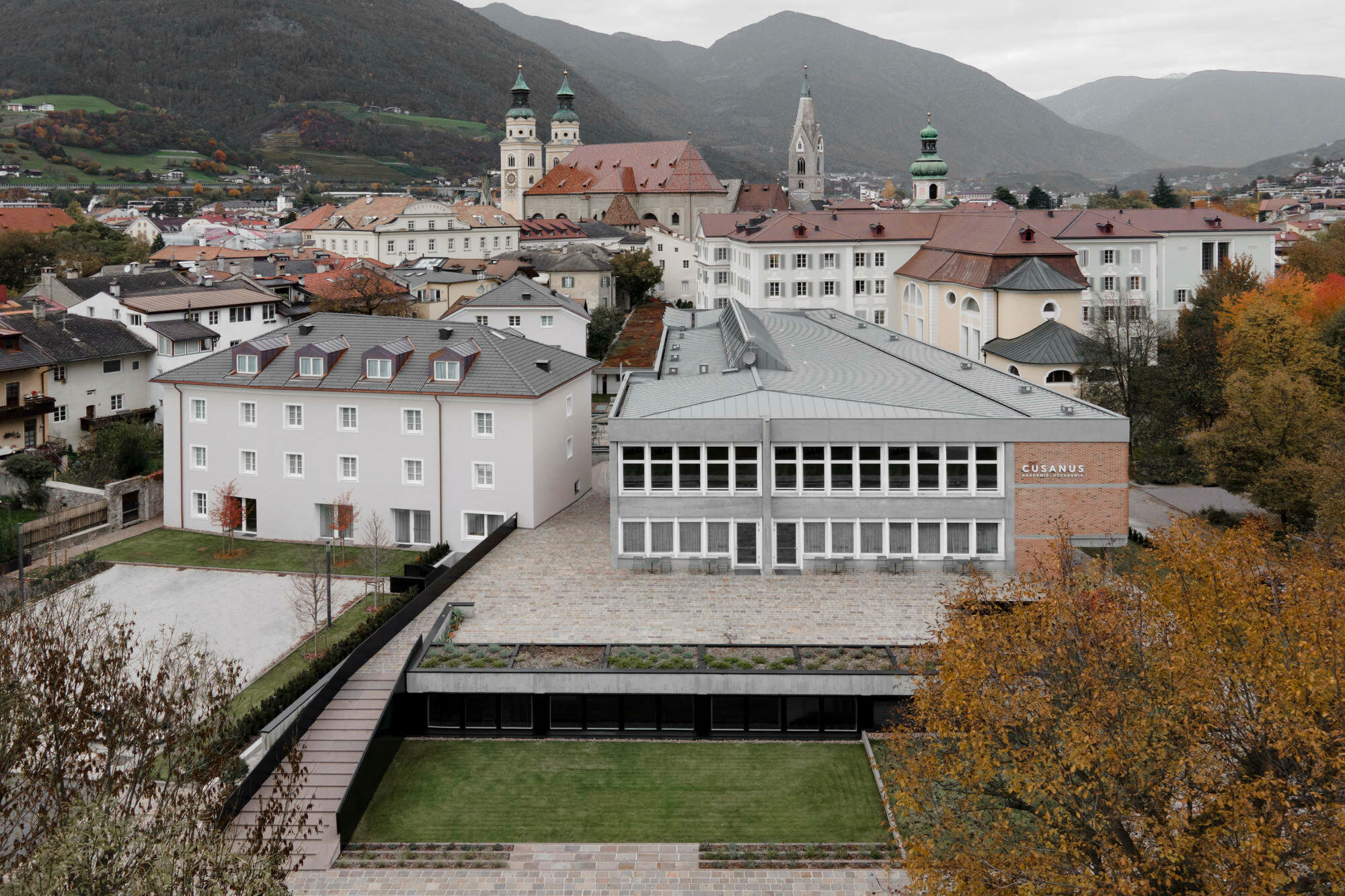 Zum Fluss hin ist der unterirdische Teil der Akademie sichtbar, der im Zuge des Umbau erweitert wurde.