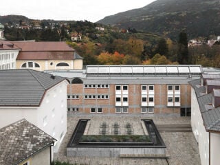 Die Cusanus-Akademie in Brixen wurde 2019 und 2020 nach Plänen von MoDus Architects saniert und erweitert. 