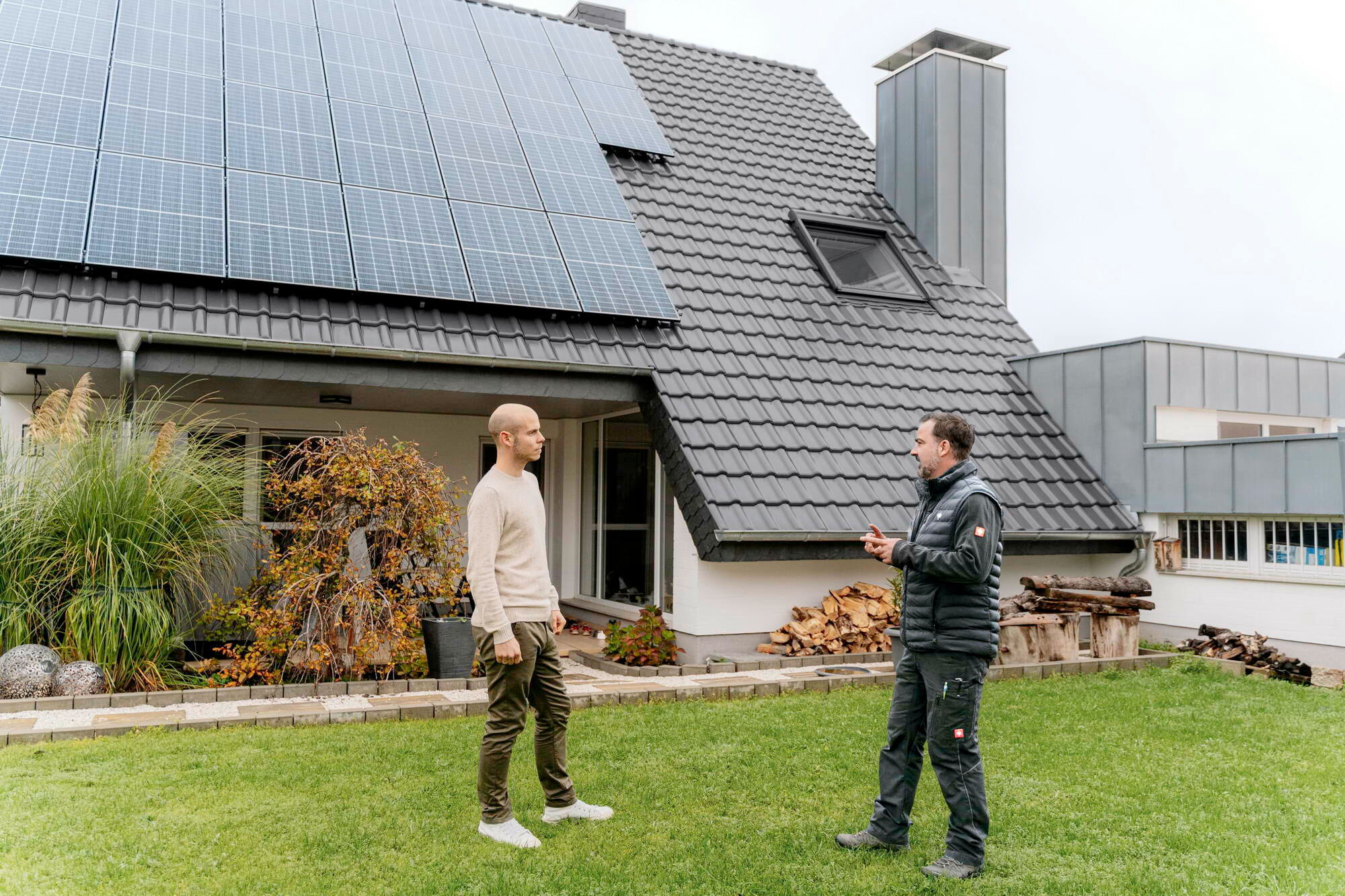 Der Autarkiegrad des Eigenheims ließ sich zusätzlich durch den Einbau einer Photovoltaikanlage maximieren. Der Solarstrom wird unter anderem für den Betrieb der Wärmepumpe genutzt.