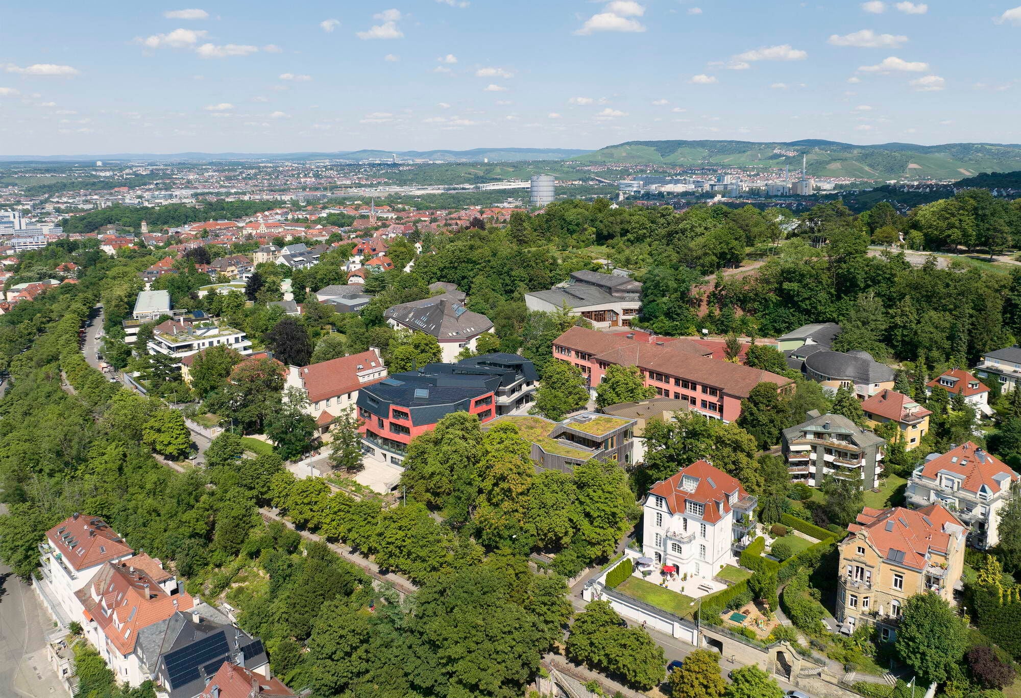 Das Planungsgebiet ist geprägt durch eine großzügige Begrünung und ein starkes Gefälle um ca. 6 m in Richtung Innenstadt.