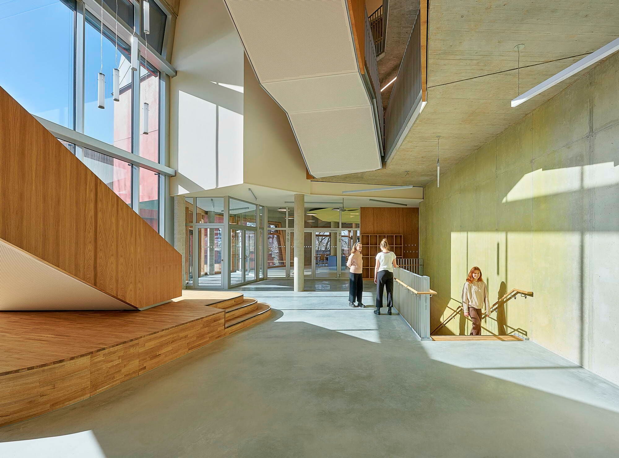 Das Volumen des zentralen Atriums dient gleichzeitig zur Verteilung der Frischluftmassen im gesamten Gebäude.