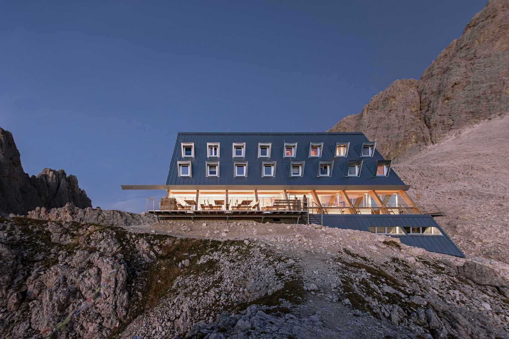 Die Santnerpasshütte liegt in den Dolomiten auf 2.734 Meter Höhe.