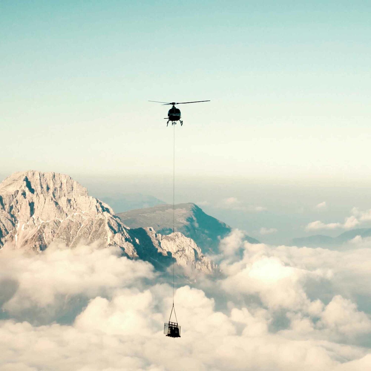 Für den Höhentransport per Helikopter wurde der Druckausgleich in den Isolierverglasungen mittels Swisspacer Air sichergestellt. 