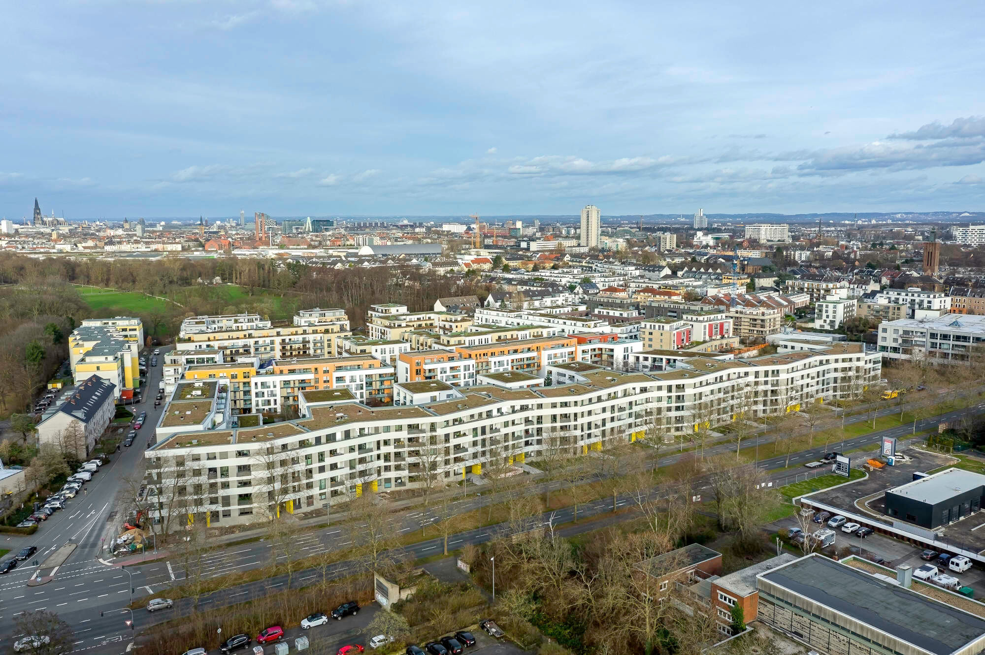 Die imposante Anlage ist eingebettet zwischen baugenossenschaftlichen Siedlungen aus den 1920er-Jahren und einer vierspurigen Straße. 