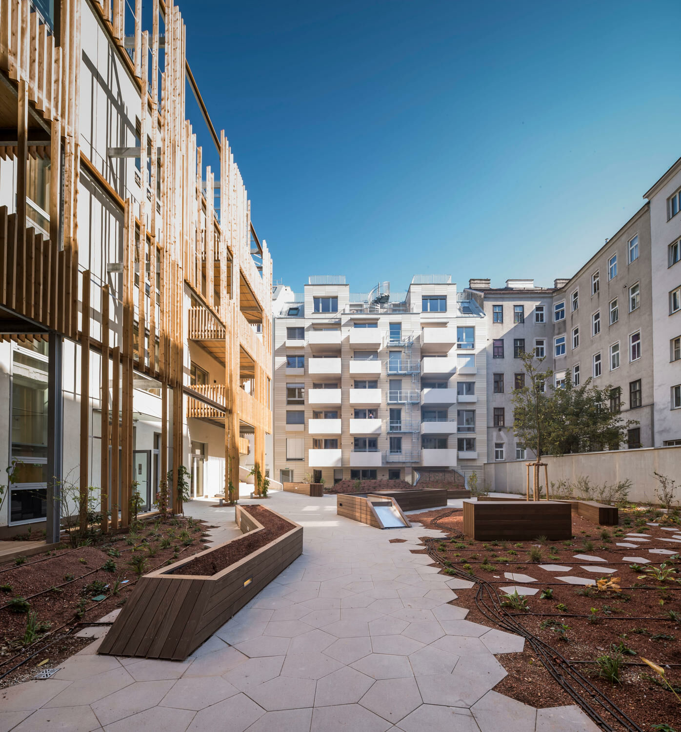 Parallel zum Schallergassen-Bau ergänzt ein weiterer Neubau den Block und richtet sich zur Wolganggasse aus - die dem Ensemble seinen Namen gibt.