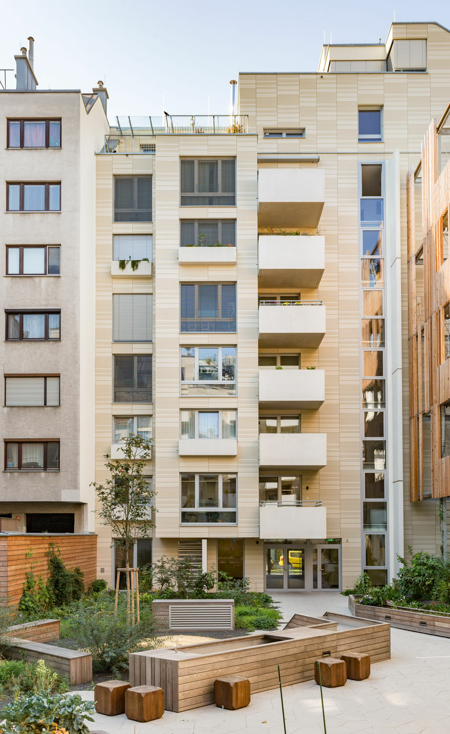 Betrachtet man das Gebäude aus der Perspektive des Innenhofes, bestimmen tiefe Balkone mit einer massiven Brüstung das Fassadenbild.