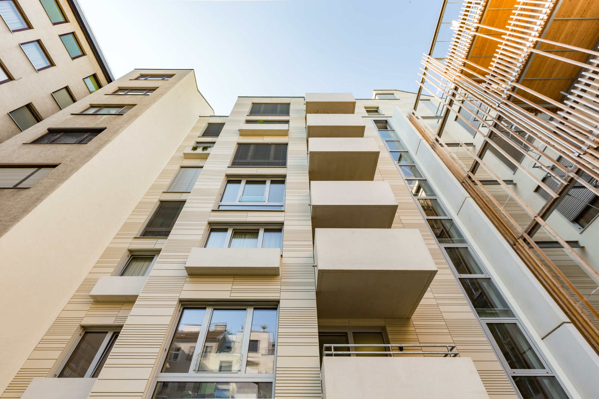 Die Fenster sind mit schmalen Pflanztrögen ausgestattet, die eine Begrünung ermöglichen.