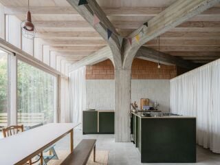 Im hinteren Teil eines langgezogenen Grundstücks errichteten Atelier Janda Vanderghote ein Gartenhaus mit vielfältigen Nutzungsmöglichkeiten.