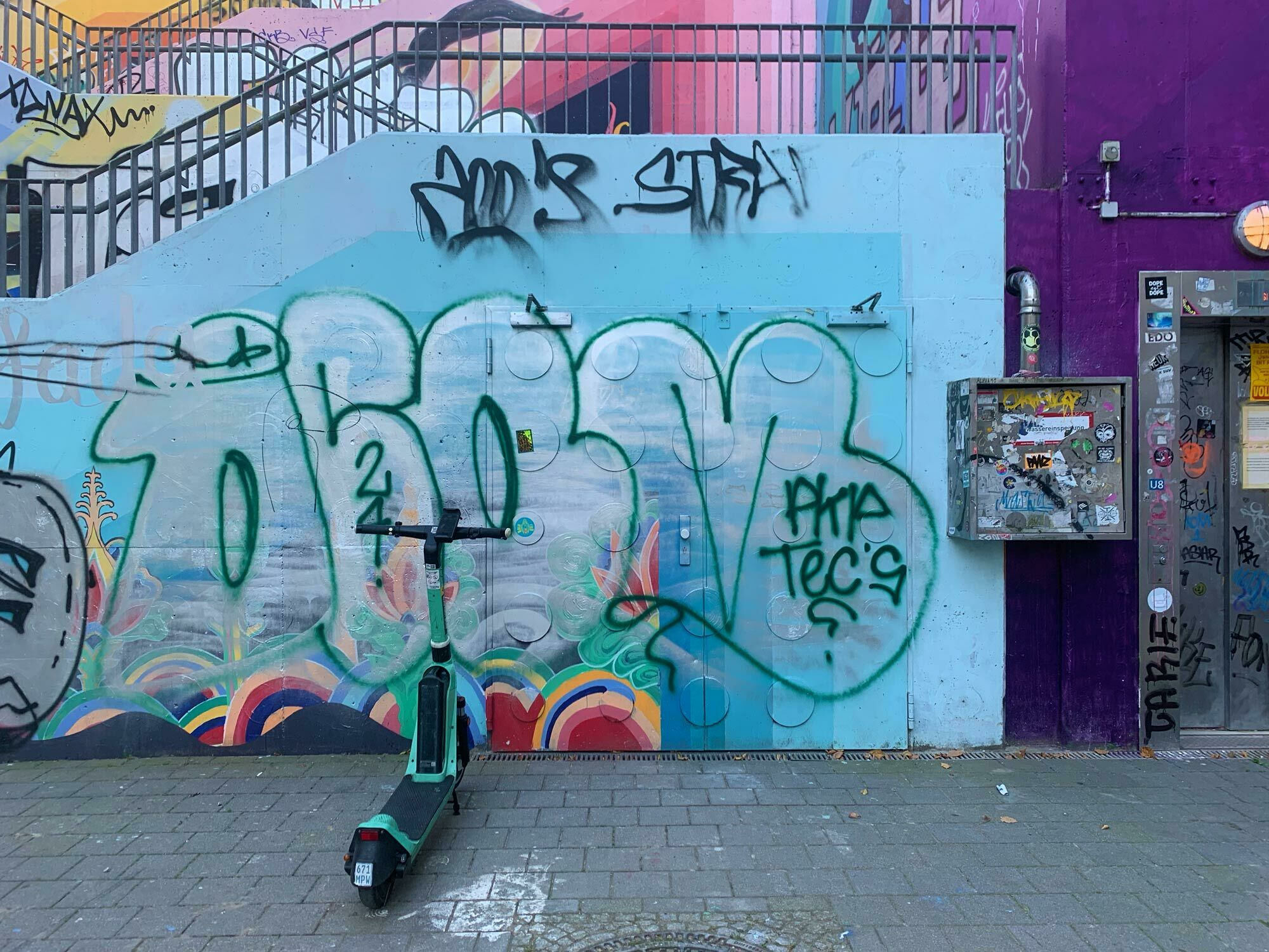 Sofern Nebentüren wenig einsehbar sind, sind sie anfällig für Vandalismus wie Graffiti.