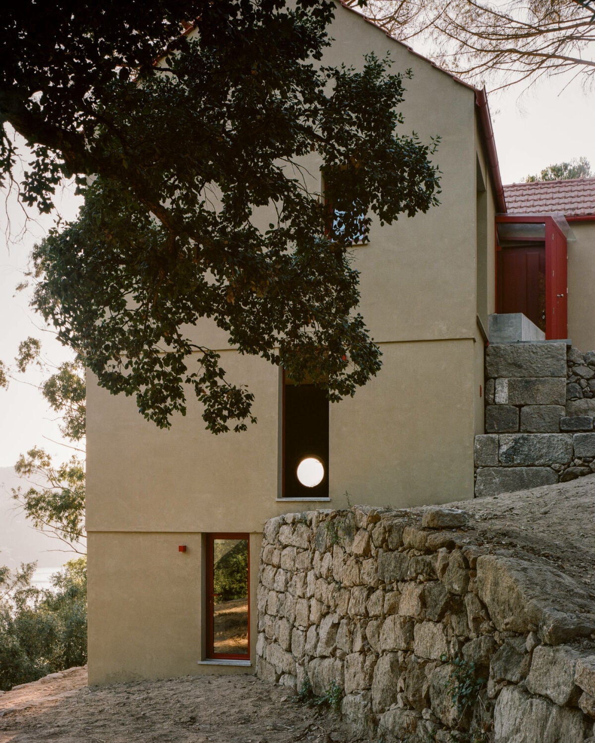 Das Gelände wude mehrfach von Waldbränden heimgesucht, wodurch die ursprüngliche Idee der Planenden, ein baufälliges Steinhaus auf dem Grundstück zu restaurieren, schon bald als nicht umsetzbar galt.