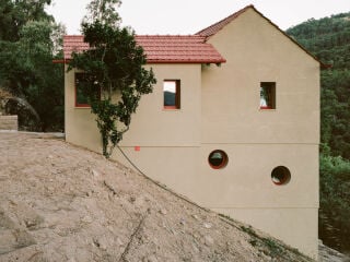 Das portugiesische Planungsbüro Atelier Local schuf in einem ehemaligen Steinbruch im Norden Portugals ein puristisches, zugleich einladendes Wohnhaus. 