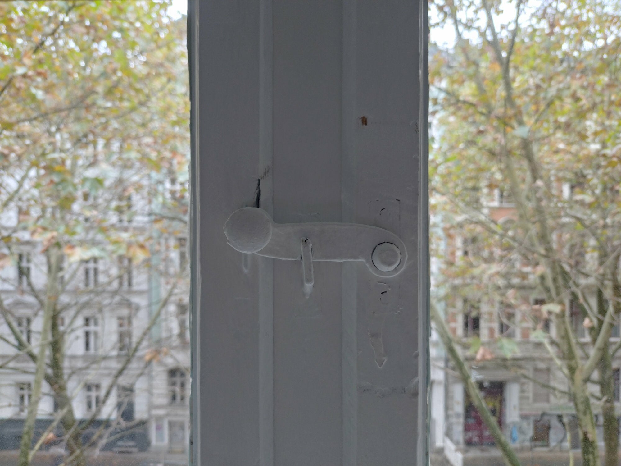 Ein Vorreiber besteht typischerweise aus einem flachen, drehbaren Hebel, der in eine passende Halterung oder einen Anschlag greift.