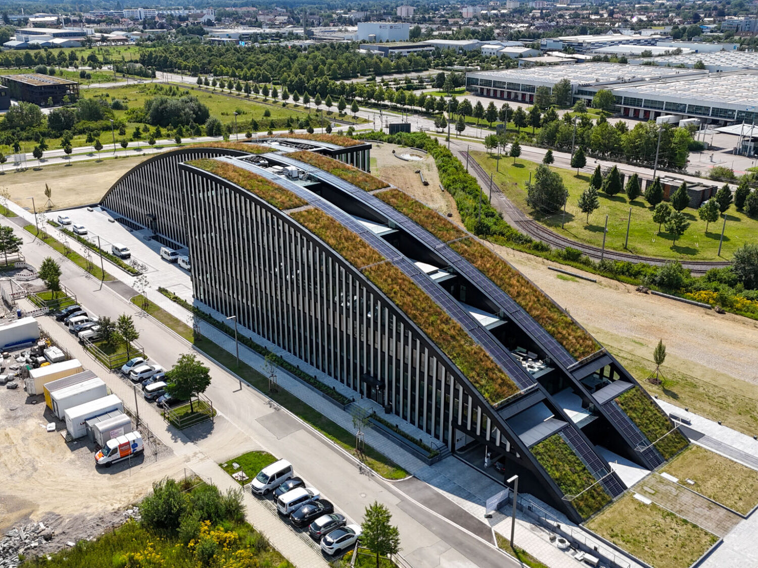 Der Innovationsbogen von Hadi Teherani wurde 2023 fertiggestellt und ergänzt den umliegenden Forschungs- und Industriecampus.