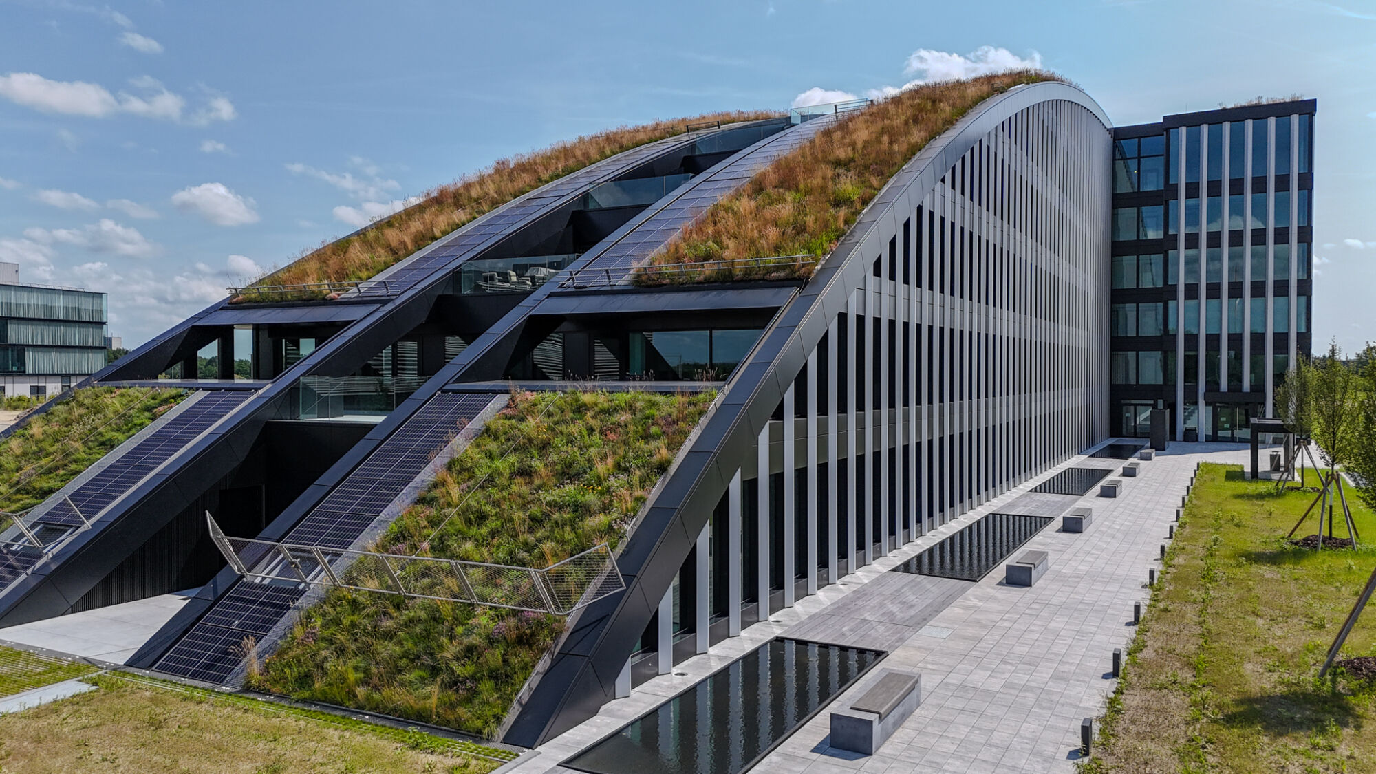 Eine Fassade aus recycelten Aluminiumelementen ermöglichte eine präzise und ressourcenschonende Planung. 