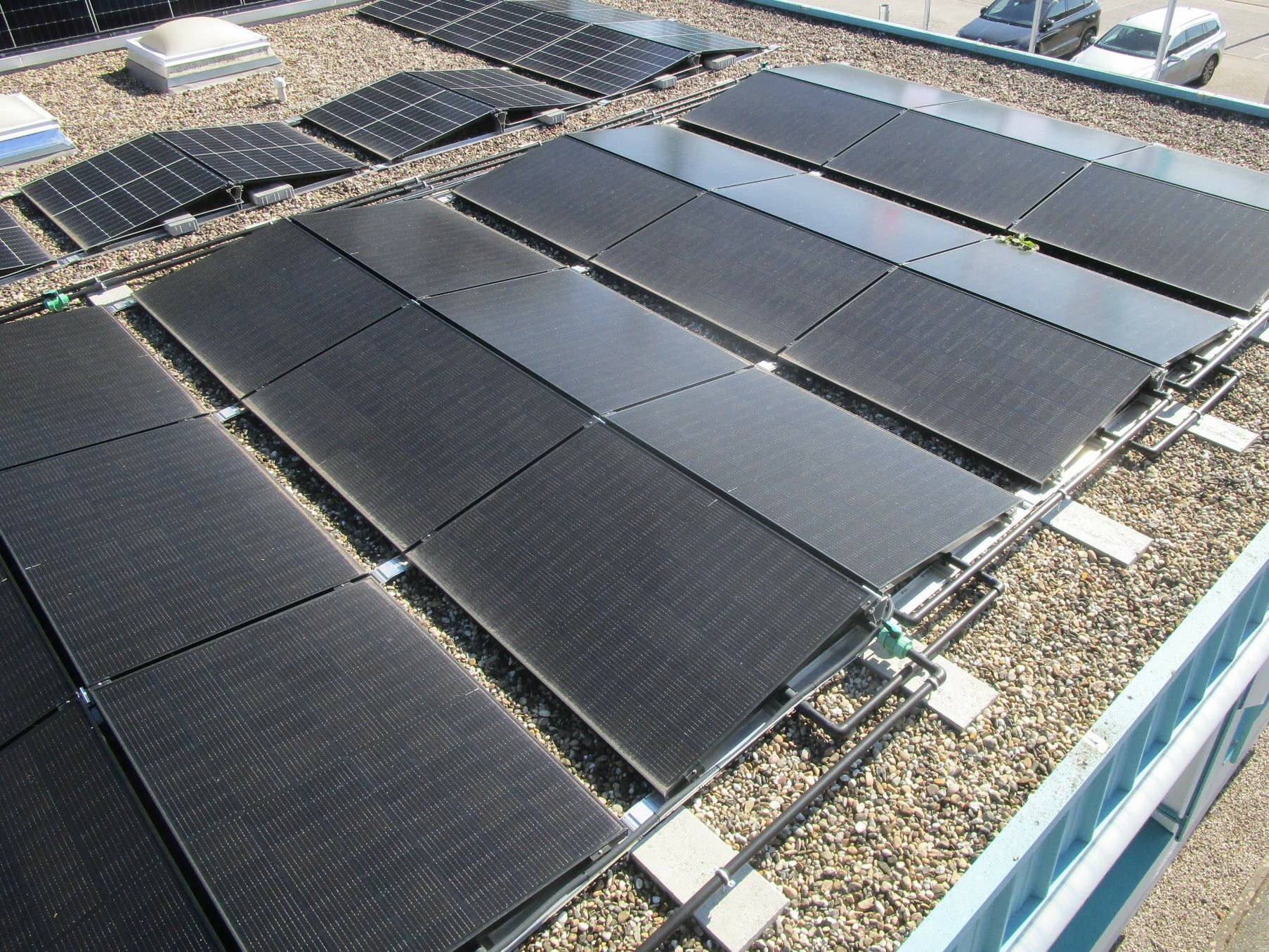 PVT-Module auf einem Gewerbegebäude in Baden-Württemberg: Auf der Rückseite der Photovoltaik-Elemente übertragen metallische Absorber die Wärme auf einen Sole-Kreislauf.