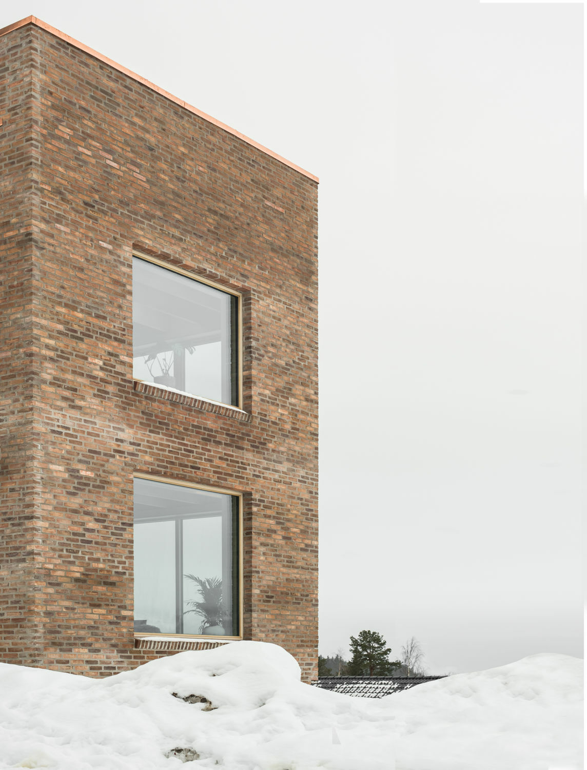 Großformatige Fensterflächen erweitern die Räume in die idyllische Umgebung und gewähren einen Ausblick auf die Stadt im Norden und den See im Westen.