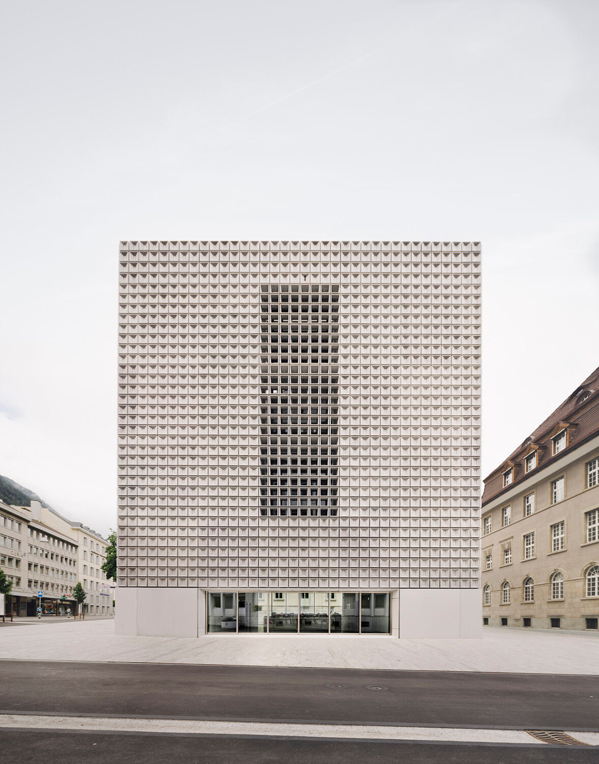 An der Westfassade unterbricht eine 2,60 Meter hohe Öffnung den Sockel. Darüber ist ein Feld mit offenen Betonkassetten zu sehen.